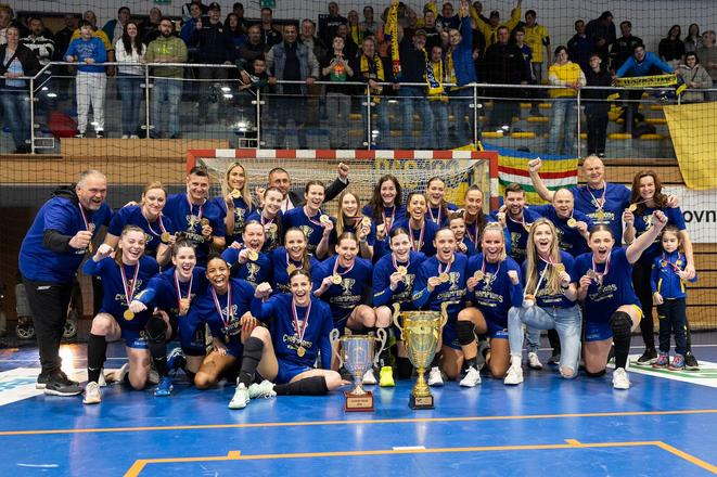 Dunajskostredské hádzanárky sa v marci takto tešili zo zisku dvoch trofejí za triumfy v MOL lige a Slovenskom pohári. Majstrovský titul sa im už nepodarilo obhájiť.