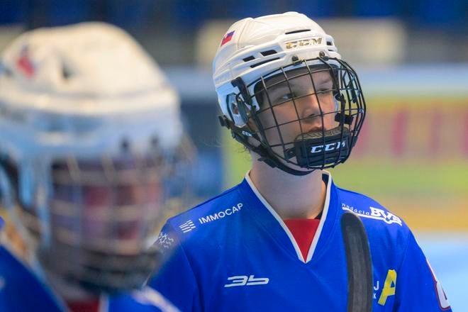 Na snímke vpravo Nela Lopušanová (Slovensko) počas zápasu majstrovstiev sveta junioriek v hokejbale Slovensko - USA v Poprade.