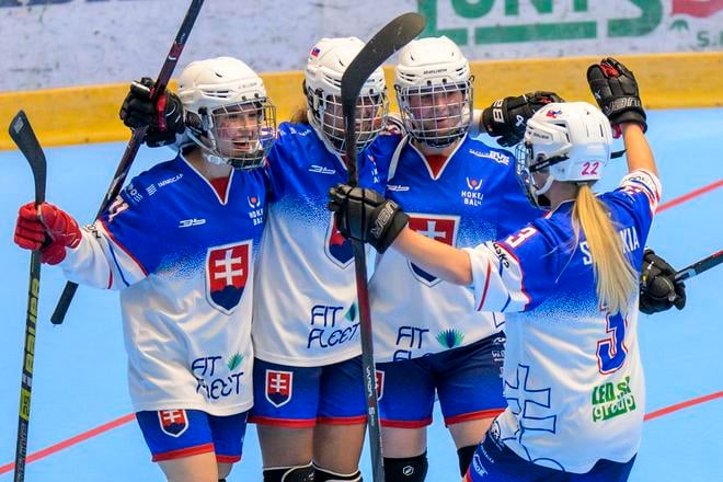 Slovenské hokejbalistky sa tešia z gólu počas zápasu majstrovstiev sveta junioriek v hokejbale Slovensko - USA.