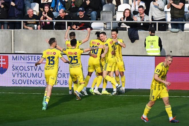 Futbalisti Košíc sa tešia z gólu.
