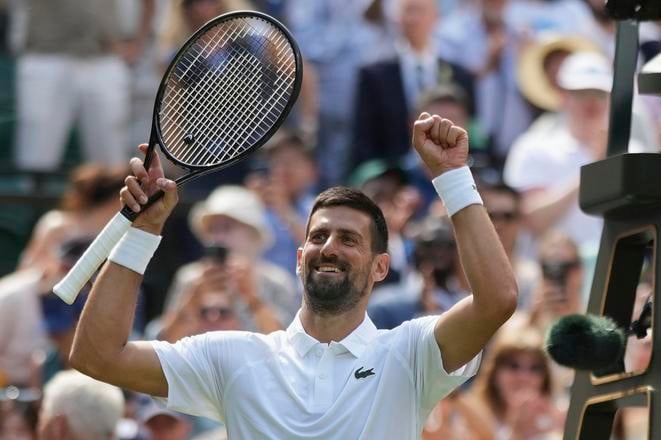 Srbský tenista Novak Djokovič sa teší z výhry proti domácemu britskému tenistovi Danielovi Evansovi.