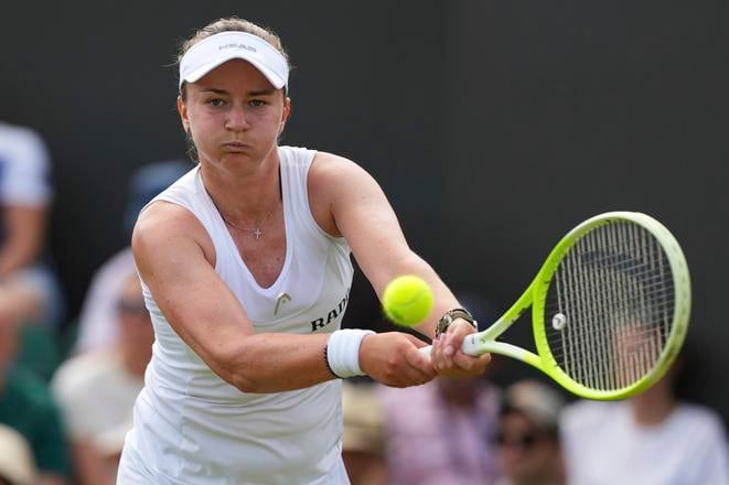 Česká tenistka Barbora Krejčíková odvracia úder Američanky Caroliny Dolehideovej v 2. kole ženskej dvojhry na grandslamovom turnaji vo Wimbledone.