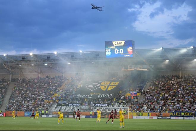 Košická futbalová aréna počas otváracieho duel s AS Rím. Dočká sa štadión aj Konferenčnej ligy. Rozhodne UEFA.