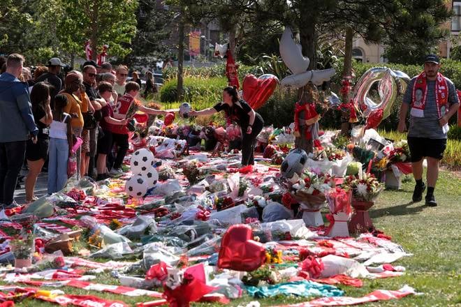 Kvety pre Jotu pred štadiónom Anfield Road.