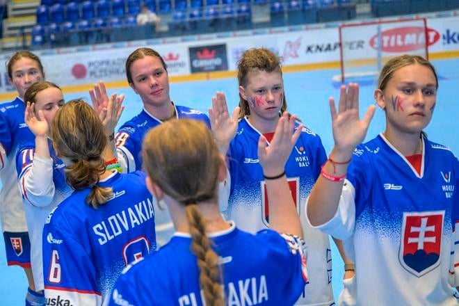 Slovenské hokejbalistky na MSJ v Poprade.