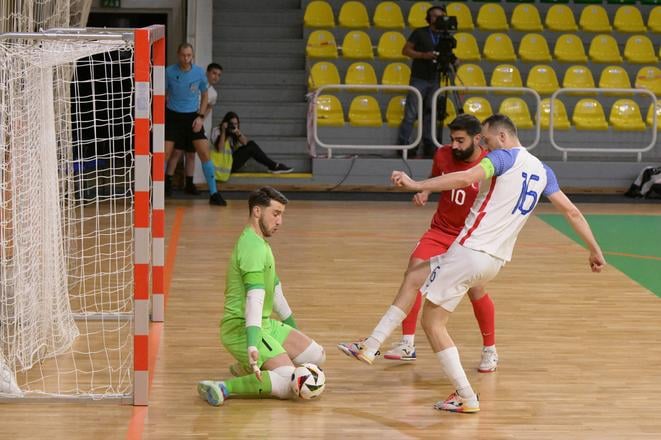 Tomáš Drahovský (Slovensko) strieľa v kvalifikácii ME gól do siete Turecka.