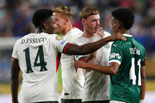 Hráči Chelsea Palmer a Essugo v debate s Estevaom z Palmeiras počas štvrťfinále MS klubov.