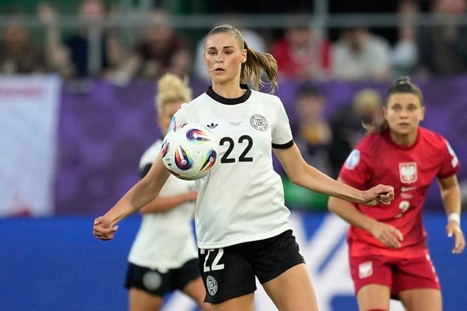 Nemka Jule Brandová počas zápasu C-skupiny Nemecko - Poľsko na majstrovstvách Európy vo futbale žien.