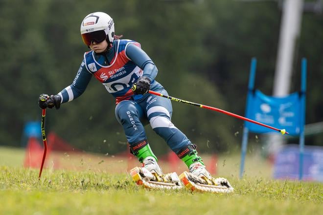 Nikola Fričová preteká v disciplíne super obrovský slalom počas Svetového pohára v lyžovaní na tráve (FIS Grasski World Cup 2025) v prostredí Jasenskej doliny.