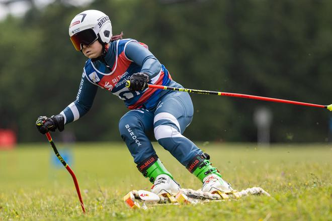 Nikola Fričová preteká v disciplíne super obrovský slalom počas Svetového pohára v lyžovaní na tráve (FIS Grasski World Cup 2025) v prostredí Jasenskej doliny.