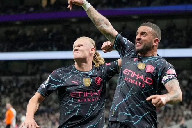 Kyle Walker (vpravo) v drese Manchesteru City.