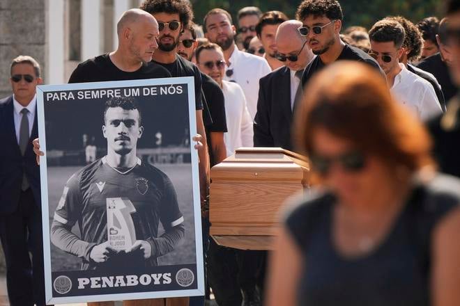 Rakvy s telesnými pozostatkami portugalského futbalového reprezentanta a hráča FC Liverpool Diega Jotu a jeho brata Andrého Silvu prinášajú do kostola počas pohrebu v ich rodnom meste Gondomar neďaleko Porta.