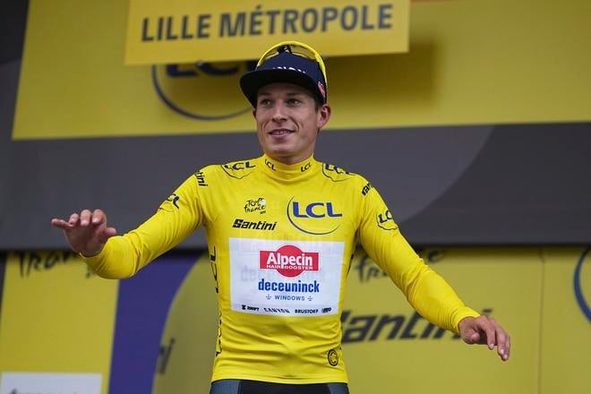 Jasper Philipsen sa po prvý raz v kariére obliekol do žltého dresu lídra na Tour de France.