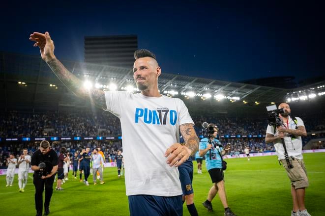 Na snímke Mareka Hamšík počas osláv po skončení rozlúčkového zápasu s Marekom Hamšíkom.
