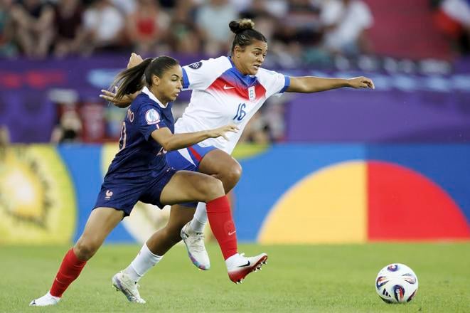Na snímke hráčka Francúzska Delphine Cascarinová a hráčka Anglicka Jessica Carterová bojujú o loptu v zápase D-skupiny na ME žien vo futbale Francúzsko - Anglicko.