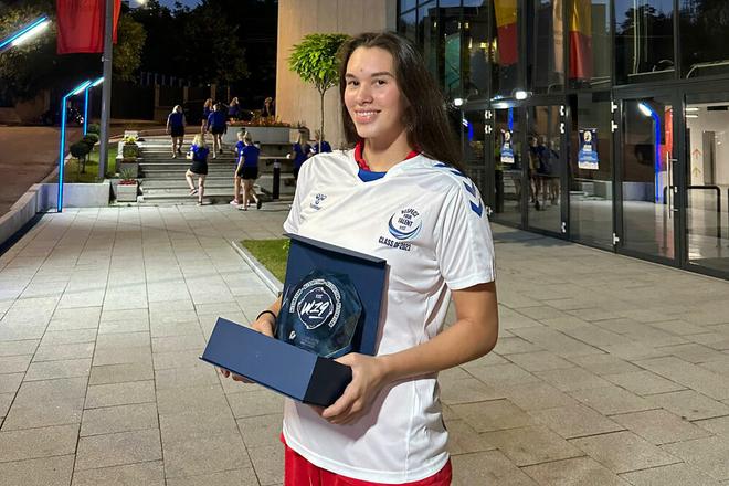 Andrea Brajovičová s ocenením pre najlepšiu pivotku na ME hráčok do 19 rokov pred dvoma rokmi v Rumunsku. Od nadchádzajúcej sezóny si bude obliekať dres slovenského majstra MŠK Iuventa Michalovce.