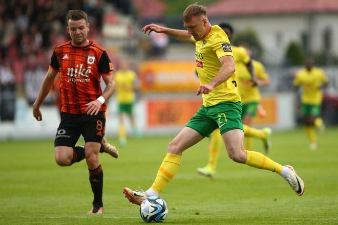 Dominik Javorček v drese Žiliny (vpravo).