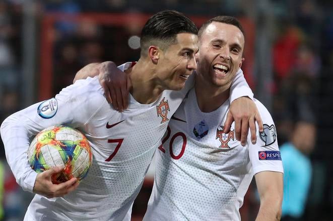 Na archívnej snímke zo 17. novembra 2019 v Luxemburgu hráči Portugalska Cristiano Ronaldo (vľavo) a Diego Jota sa tešia z gólu počas kvalifikačného zápasu na ME 2020 Luxembursko - Portugalsko.