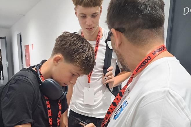 Lucas Hamšík a jeho autogram talianskemu fanúšikovi. V strede Christian Hamšík.