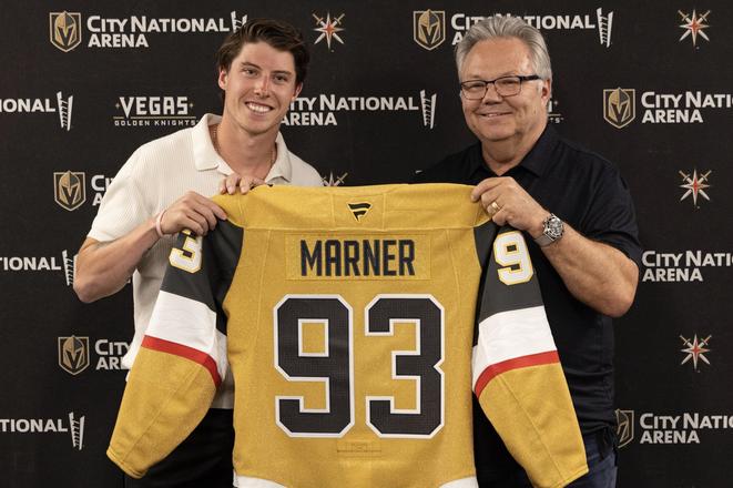 Mitch Marner s novým dresom Vegas Golden Knights, vrátil sa k juniorskému číslu 93.
