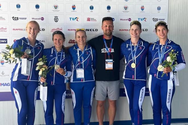 Zlatá radosť po vystúpení ženskej K4 v nedeľu v Rumunsku. Zľava Hana Gavorová, Réka Bugárová, trénerka mládežníckej reprezentácie Slovenska Kristína Medovčíková, tréner dievčat Eugen Honti, Sofia Bergendiová a Bianka Sidová.