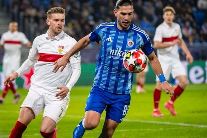 Vlani postúpil Slovan v Lige majstrov až do skupinovej fázy. Na snímke  Maximilian Mittelsdädt zo Stuttgartu (vľavo) a Kyriakos Savvidis zo Slovana.