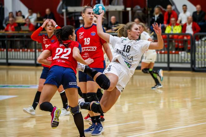 Viktória Győriová (vpravo s číslom 18) strávila v drese NEKA dve sezóny, uplynulú zakončili so spoluhráčkami ako postupujúci tím do najvyššej maďarskej súťaže.