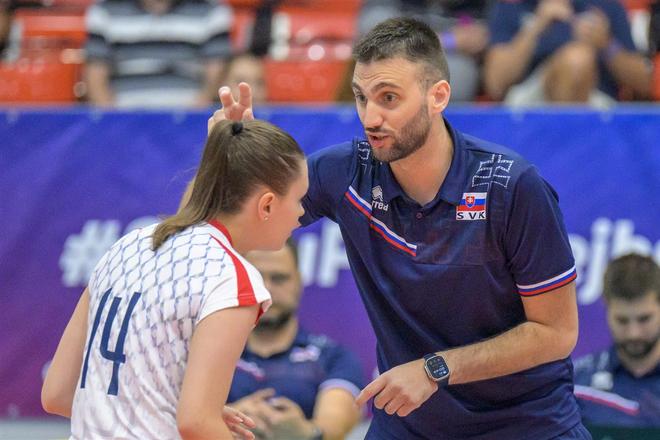 Srbský tréner volejbalistiek do 22 rokov Nemanja Ristič si premiéru na lavičke Sloveniek predstavoval inak.

