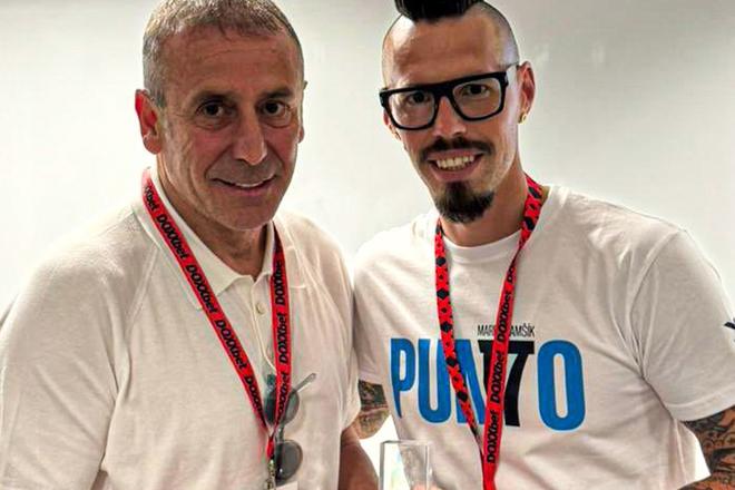 Abdullah Avci a Marek Hamšík s pamätnou plaketou.