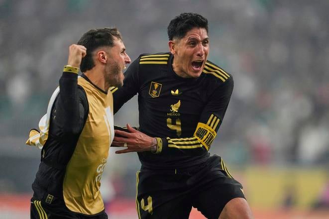 Kapitán Mexika Edson Alvarez (vpravo) sa teší z gólu na 1:2 vo finálovom zápase USA - Mexiko na CONCACAF Gold Cupe v americkom Houstone. Mexko obhájilo titul spred dvoch rokov a získalo rekordný desiaty titul.