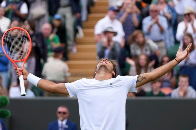 Flavio Cobolli oslavuje premiérový postup do štvrťfinále Wimbledonu.