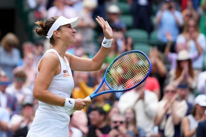 Belinda Benčičová sa teší z postupu do štvrťfinále Wimbledonu.