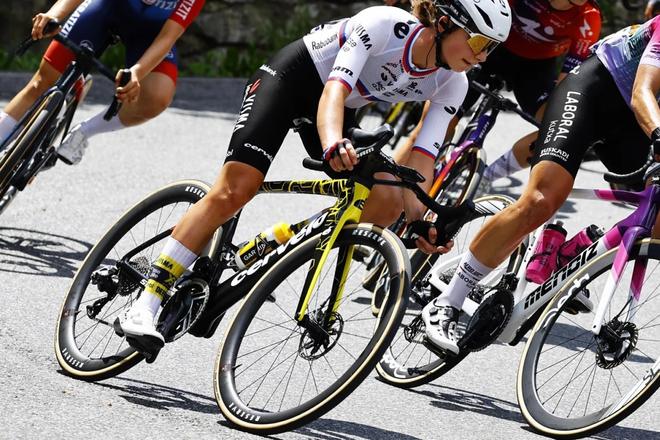 Viktória Chladoňová (v bielom) ukázala napriek svojmu mladému veku vrchárske kvality v 2. etape na Giro d´Italia.