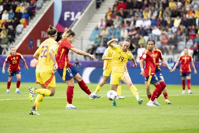 Alexia Putellasová strieľa gól do belgickej siete. Zo zápasu ME žien vo švajčiarskom Thune Španielsko - Belgicko 6:2.