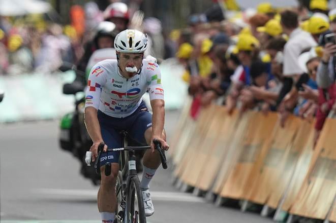 Emilien Jeanniere v 3. etape spadol pred cieľom na na tvár. Podľa tímu nemá žiadne zlomeniny, no vzhľadom na zranenia nie je isté, či vo 4. etape odštartuje.