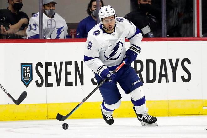 Tyler Johnson obliekal dres Tampy Bay 9 sezón.