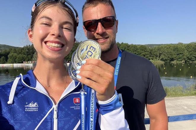 Bianka Sidová sa raduje z troch medailí, ktoré získala na ME v Pitešti. Spolu s ňou aj jej tréner Eugen Honti.