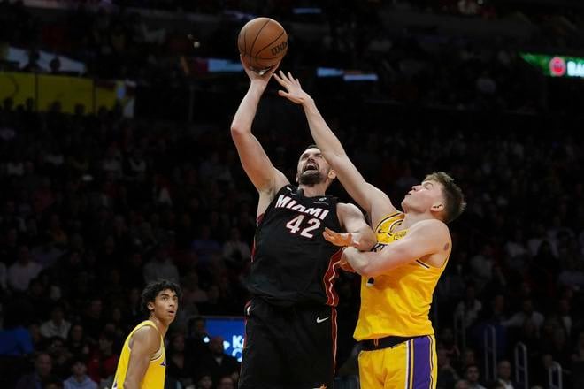 Na archívnej snímke basketbalista Miami Heat Kevin Love (42) a hráč Los Angeles Lakers Dalton Knecht (4) počas zápasu zámorskej NBA Miami Heat - Los Angeles Lakers.