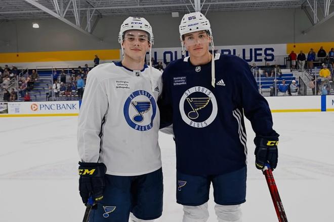 Juraj Pekarčík s Daliborom Dvorským počas nováčikovského kempu St. Louis Blues v roku 2024.
