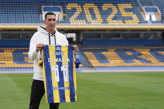 Argentínsky futbalista Angel Di Maria pózuje s dresom počas predstavenia svojím materským klubom Rosario Central.