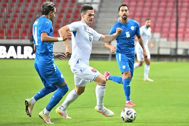 Na konte má štrnásť zápasov za reprezentáciu. Na tejto snímke je Ľubomír Tupta (v strede) v júnovom prípravnom stretnutí v Debrecíne s Izraelom (0:1).