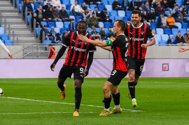 Takáto snímka sa v sezóne 2025/26 určite nezrodí, keďže Kelvin Ofori (vľavo) odišiel do Slovana.
