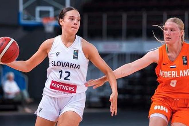 Naša krídelníčka Michaela Oravcová (vľavo), autorka štyroch bodov, v zápase proti Holanďankám.