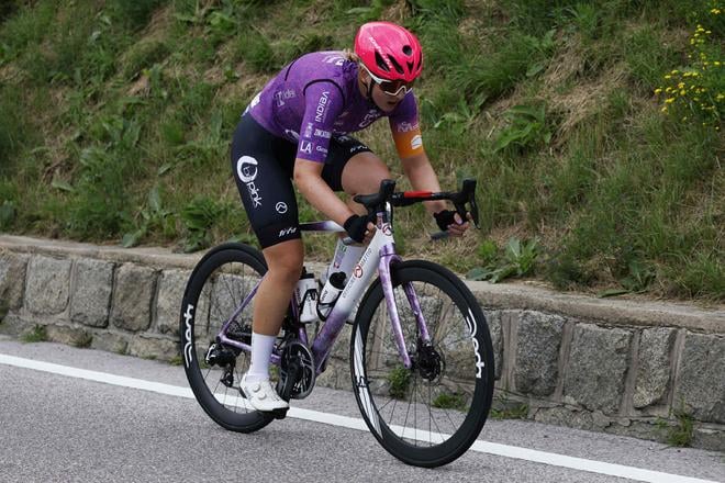 Slovenka Nora Jenčušová na trase Giro d´Italia. V tretej etape sa postarala o rozruch dlhým sólom a víťazstvom na rýchlostnej prémii.