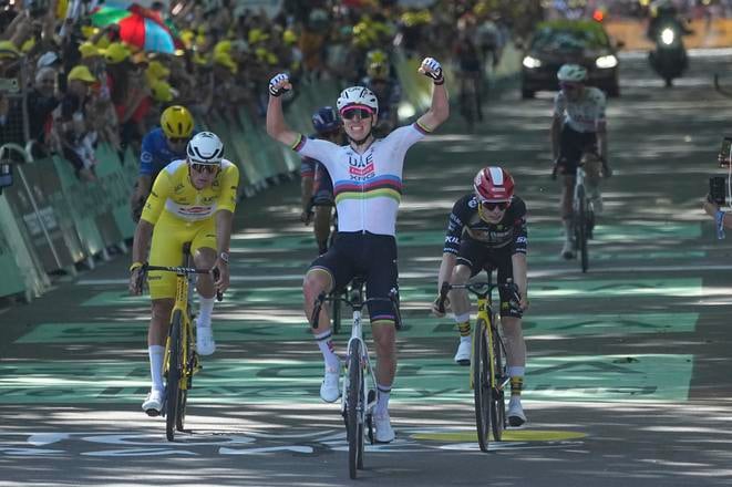 Tadej Pogačar sa teší z víťazstva v 4. etape Tour de France 2025. Druhý skončil líder pretekov Mathieu van der Poel (vľavo).