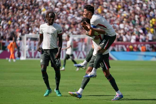 Hráč Chelsea Joao Pedro sa teší s Enzom Fernandezom (vpravo) a Trevohom Chalobahom (vľavo) po strelení gólu.