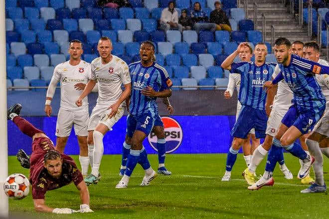 Momentka zo súboja Slovan - Wisla Krakov 0:1.