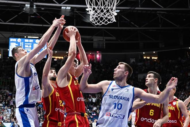 Vladimír Brodziansky a vľavo Michael Fusek (obaja Slovensko) v zápase 3. kola C-skupiny kvalifikácie ME 2025 v basketbale mužov Slovensko - Španielsko v Bratislave, v novembri 2024.