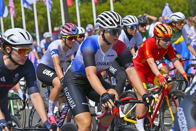 Slovenská reprezentantka v cestnej cyklistike Nora Jenčušová (uprostred).