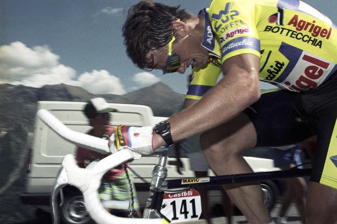 Cyklista Greg LeMond zo Spojených štátov amerických v akcii v 15. etape Tour de France v meste Ocieres vo francúzskych Alpách, 16. júla 1989.